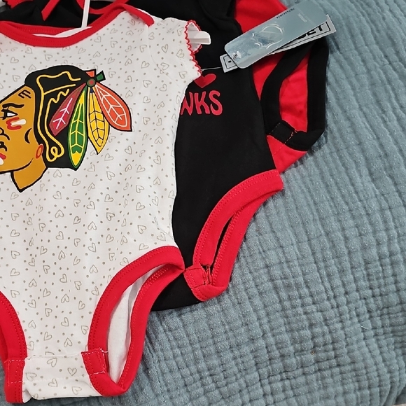 NWT Official Chicago Blackhawks 3-Piece Bodysuit Set - Girls 3-6M - Picture 8 of 9